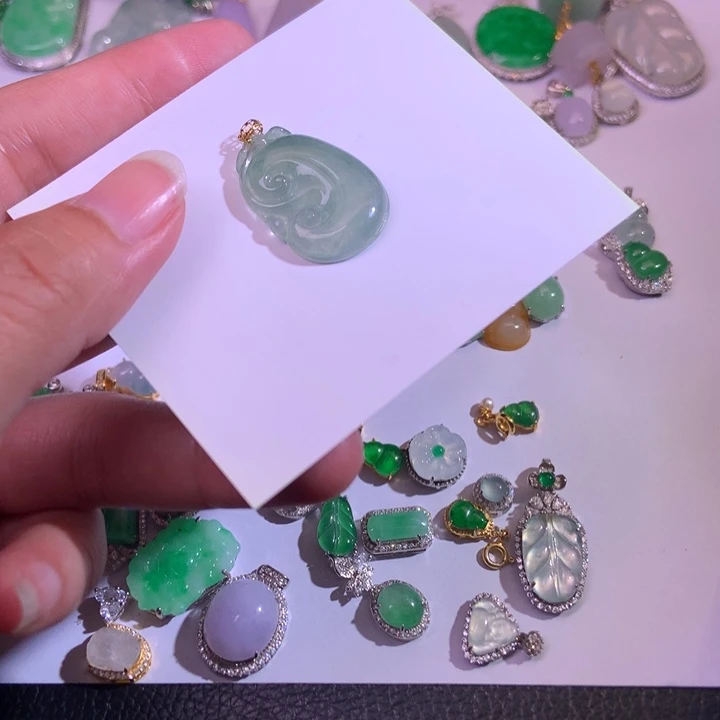 翡翠18K金镶嵌颈饰