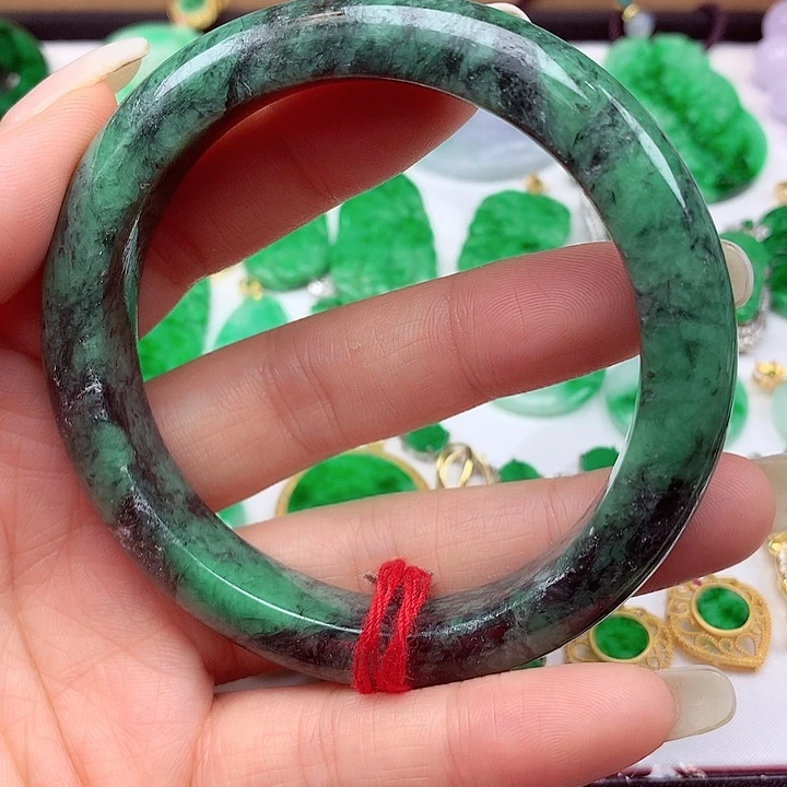 翡翠手镯未镶嵌翡翠