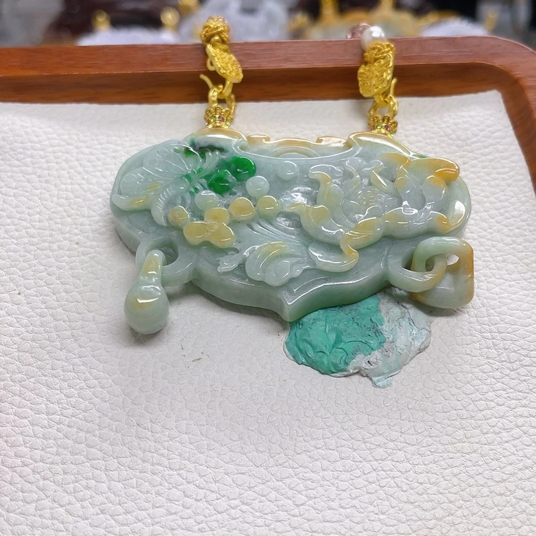 是****颈饰未镶嵌翡翠黄加绿锁