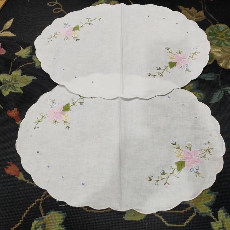 F330   贴布刺绣椭圆盘垫白底粉花棉质29×41cm有氧化  2+2片