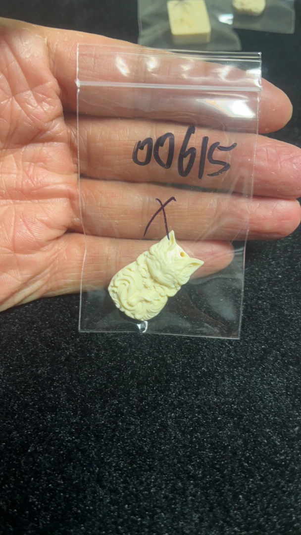 00615猛犸牙九尾狐雕刻牌配饰瑕疵