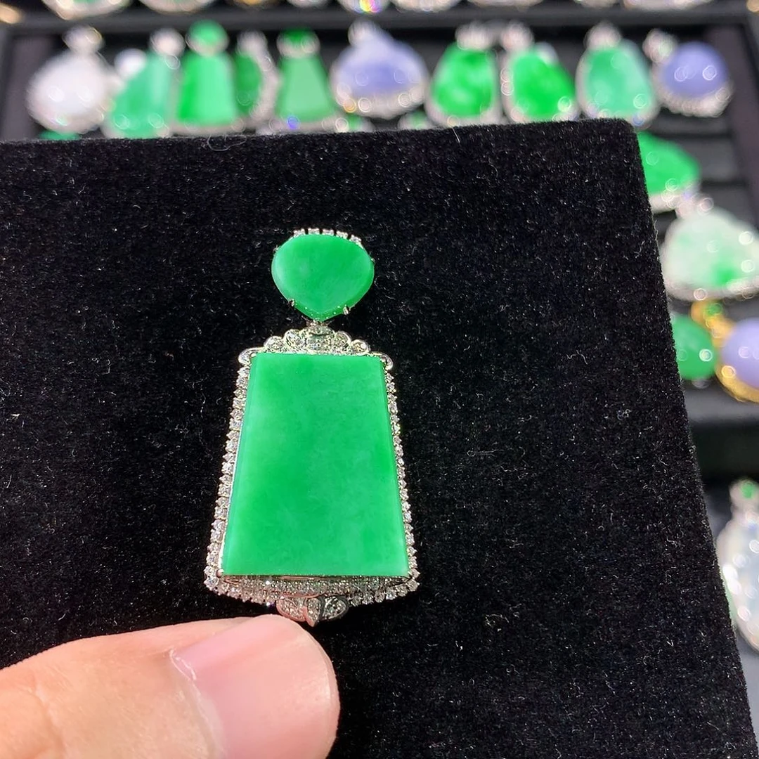 翡翠18K金镶嵌颈饰