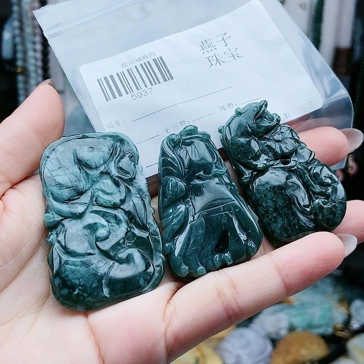 颈饰足铂镶嵌翡翠翡翠