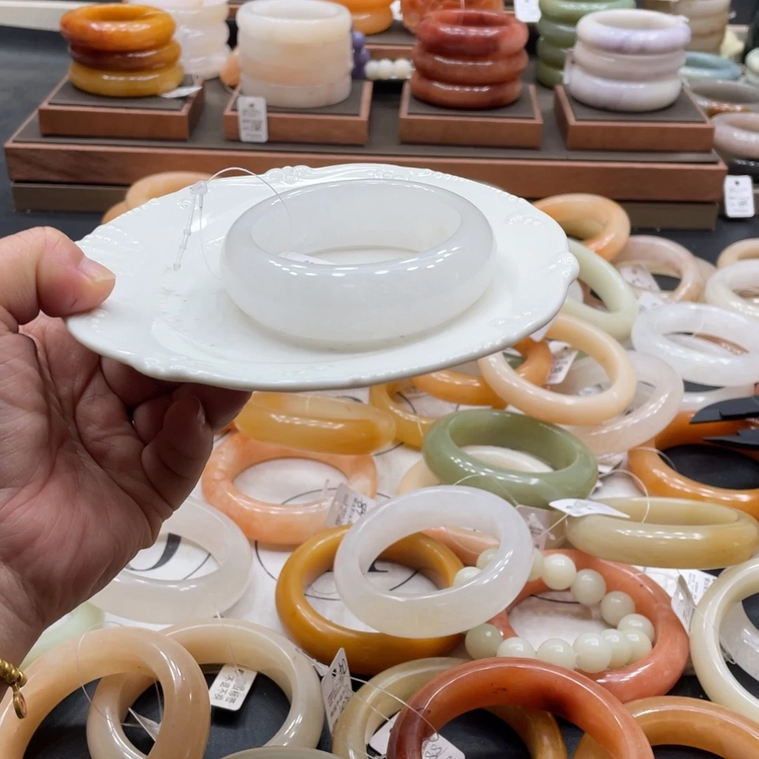 ****梨未镶嵌手镯石英质玉