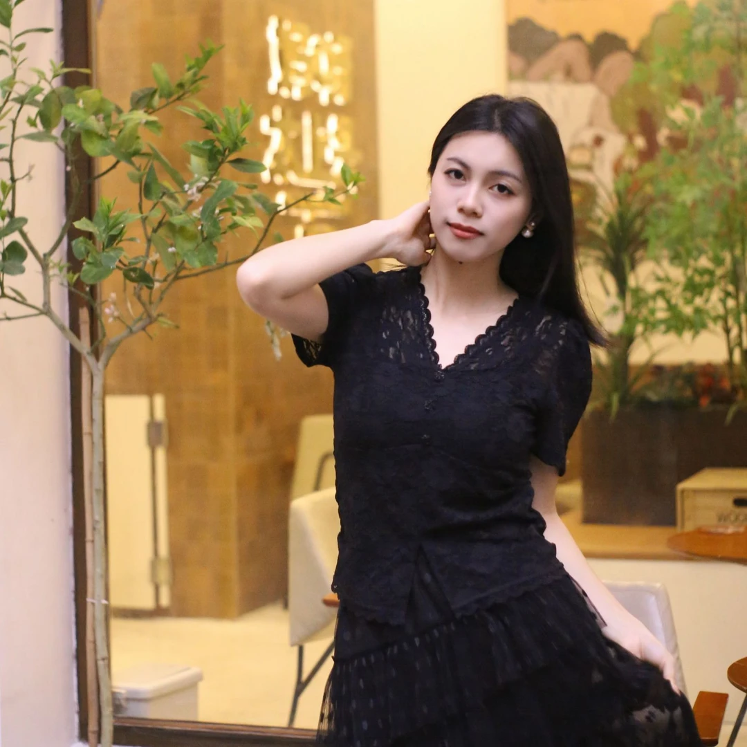 俪妍【LIVELY·YAN】25夏季新款蕾丝衫31502显瘦气质洋气高腰短款