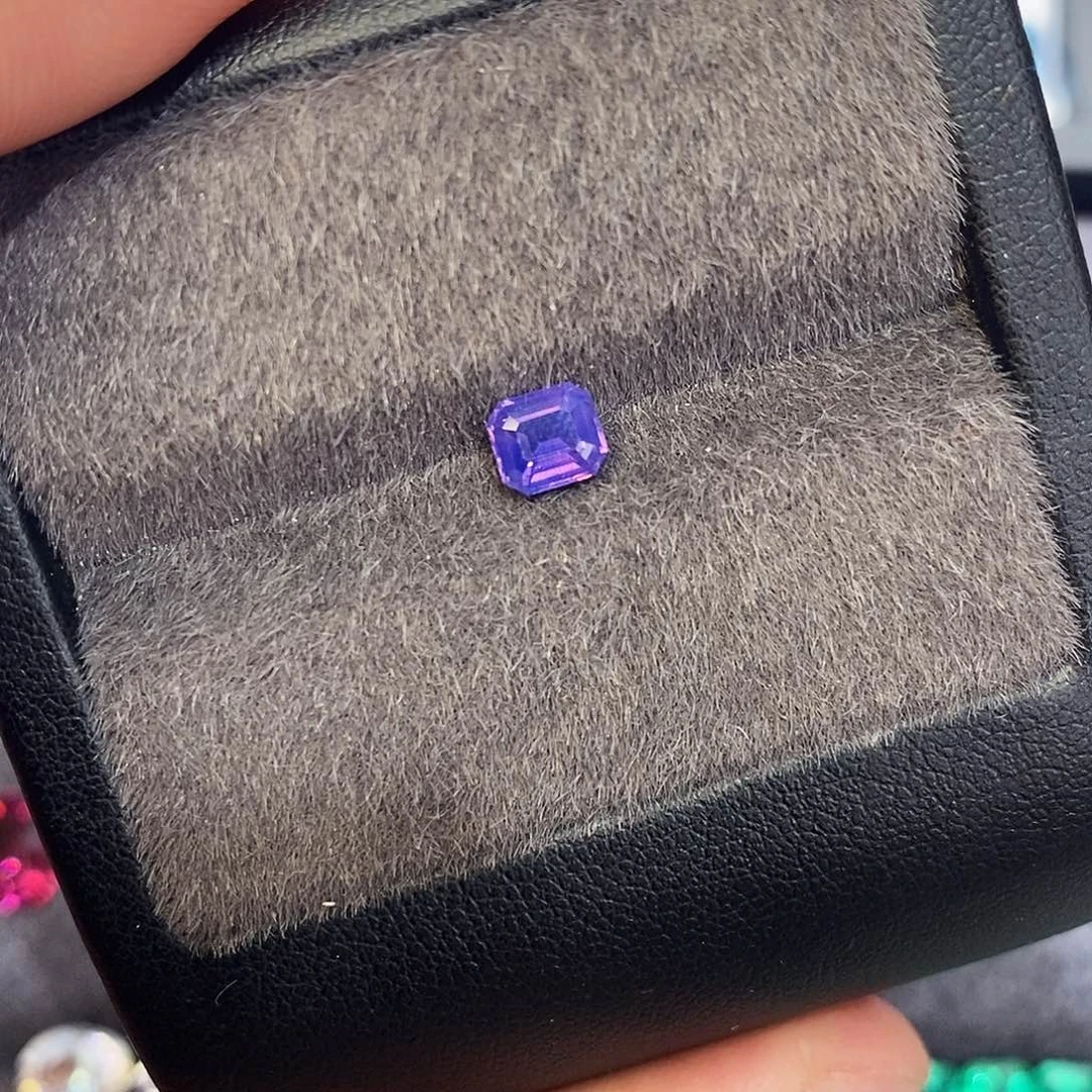 蓝宝石裸石未镶嵌0.745。    