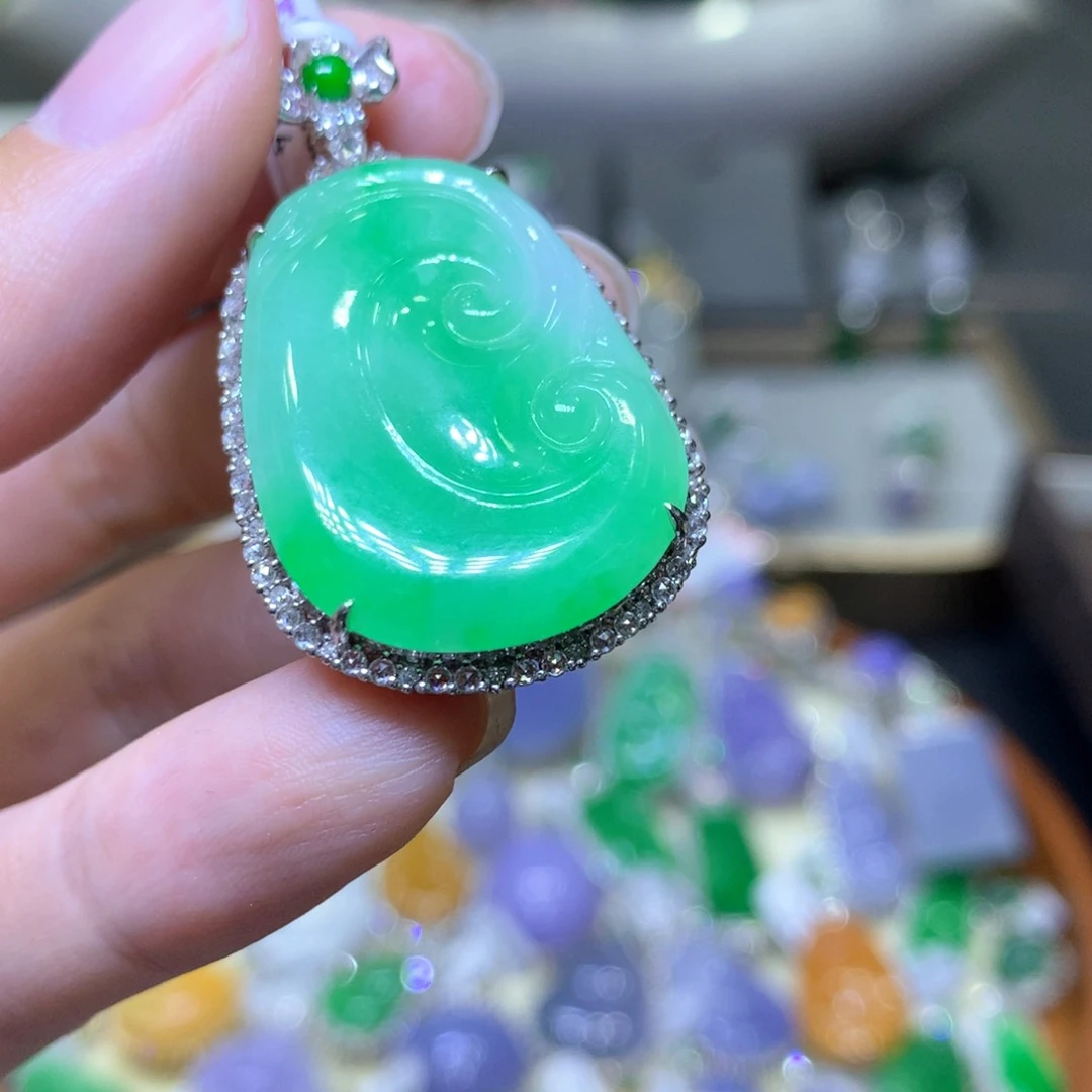 【闪购商品】翡翠颈饰18K金镶嵌翡翠吊坠项链