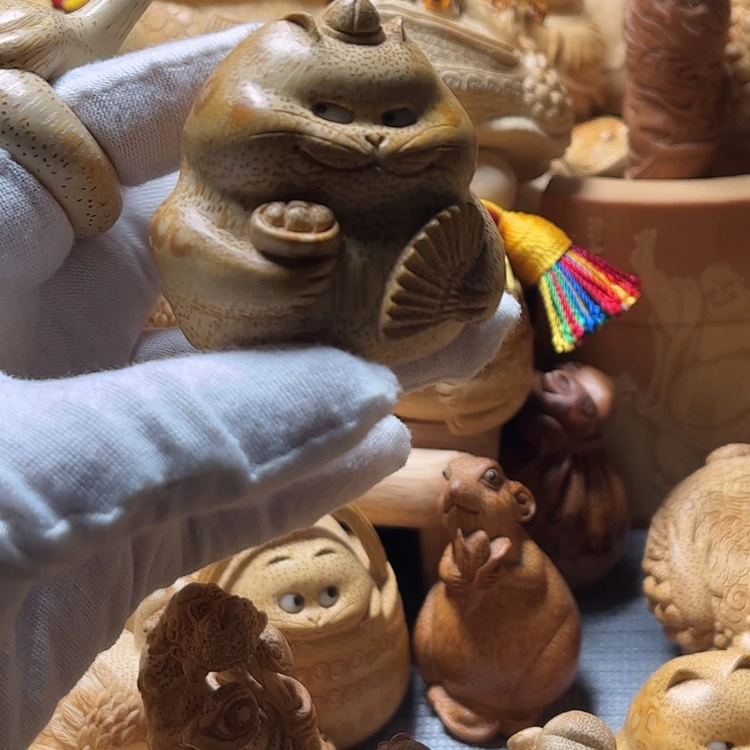 竹根雕的可爱扇子猫咪