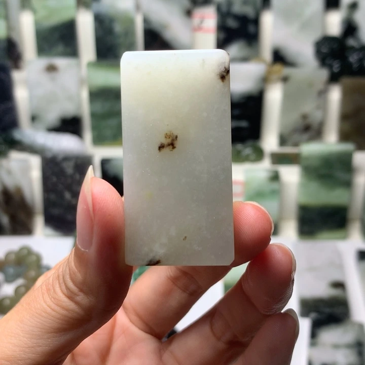 独山玉未镶嵌颈饰