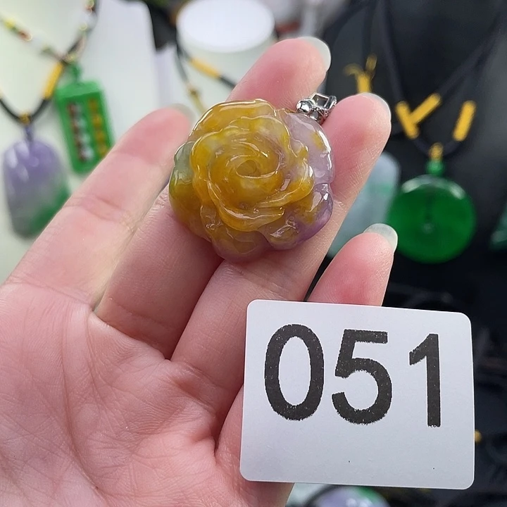 翡翠未镶嵌吊坠(赠链)