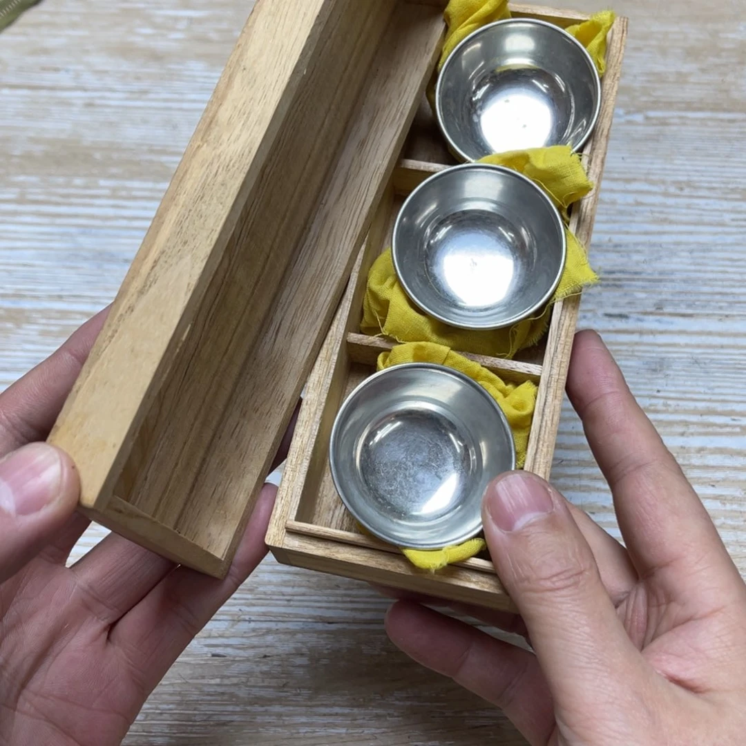 瓷片天**童密密麻麻地排列着一个