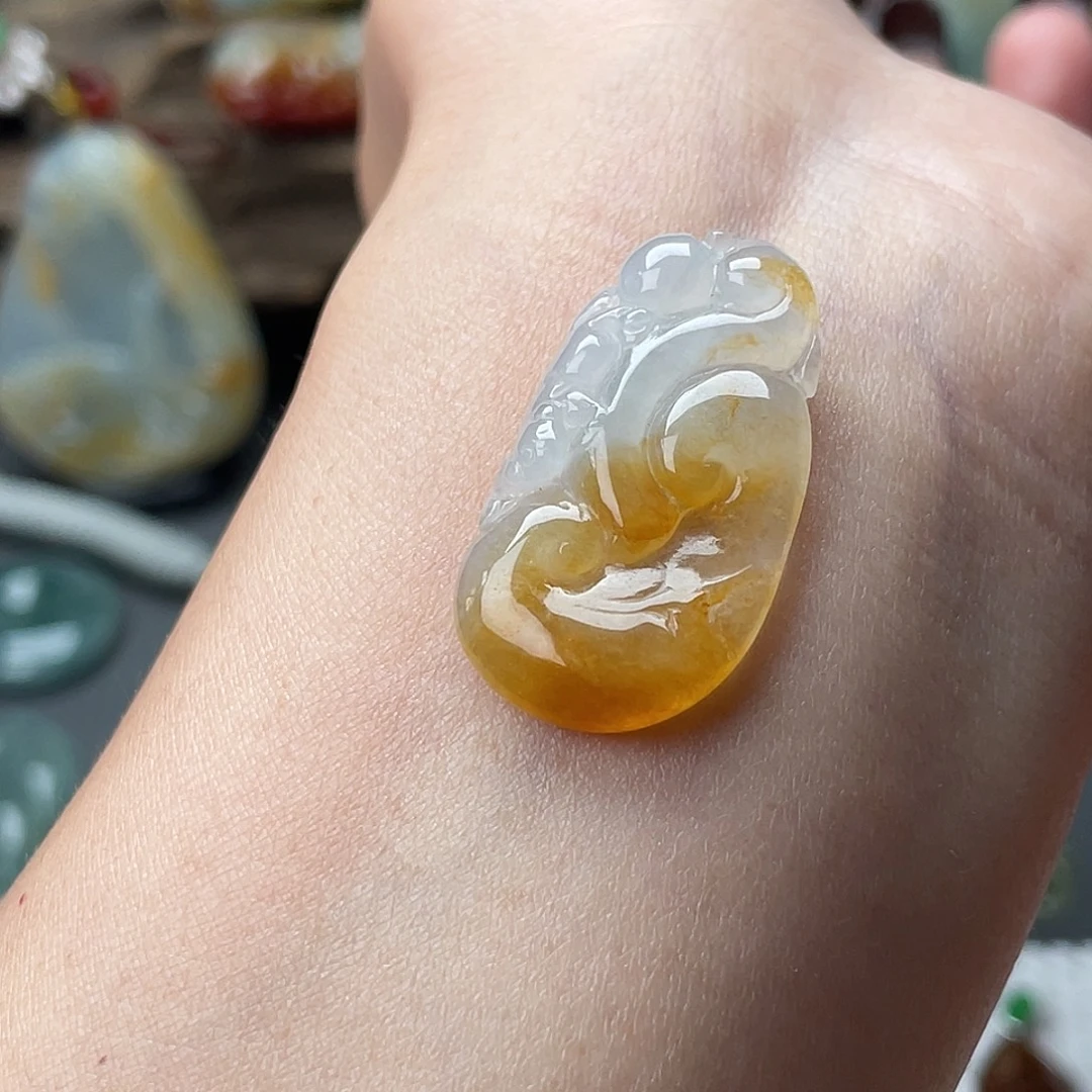 翡翠未镶嵌颈饰如意