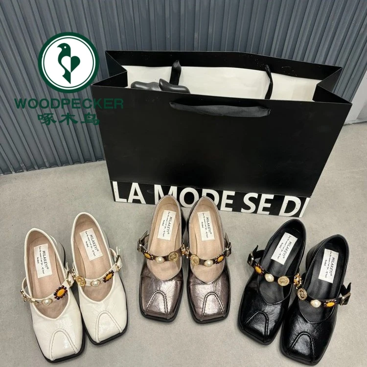 啄木鸟2025新款小众民族风爆款软皮徽章扣日常方头粗跟玛丽珍女鞋