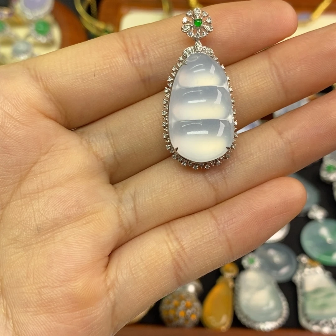 翡翠18K金镶嵌颈饰翡翠