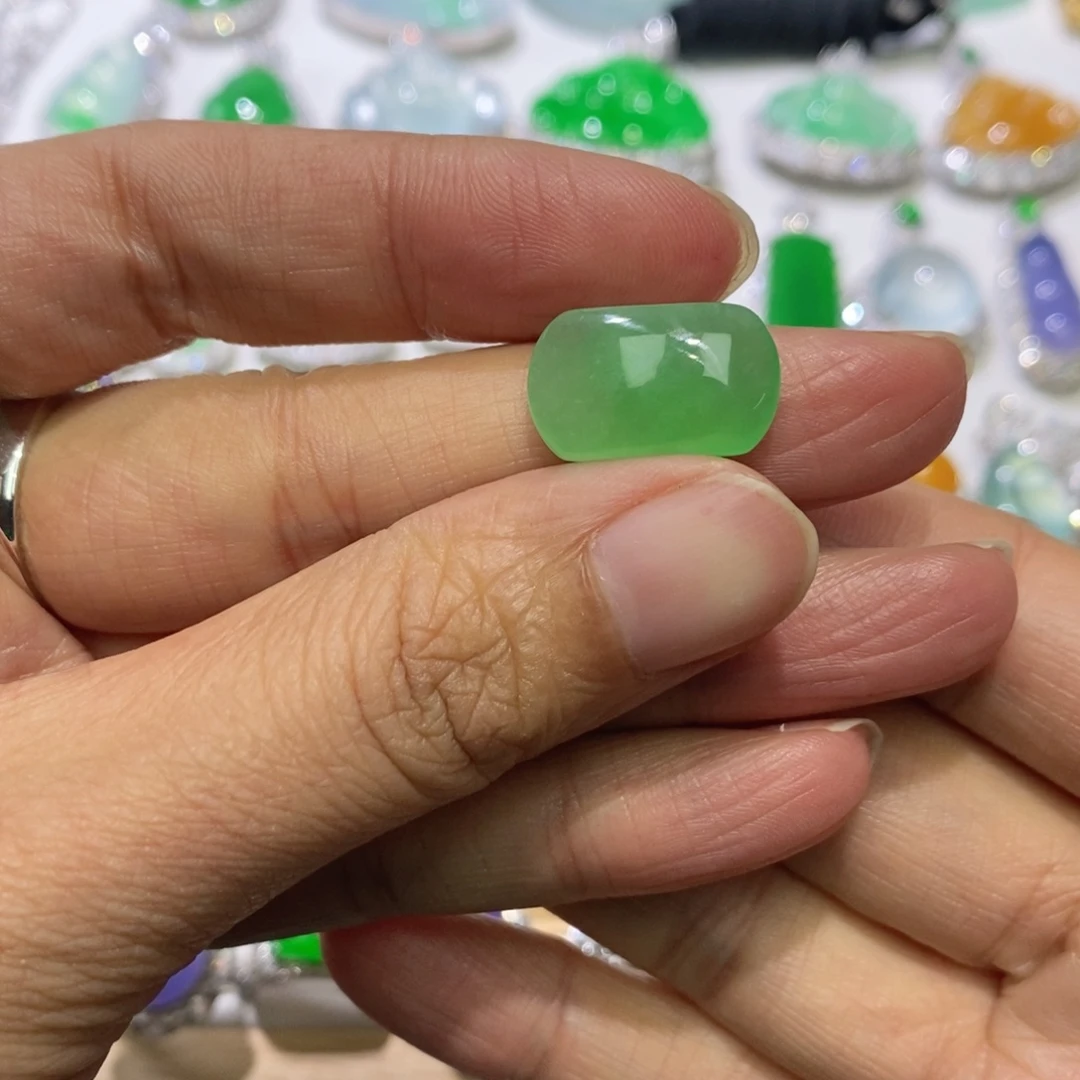 翡翠未镶嵌颈饰缅甸