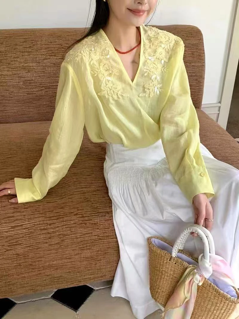 老钱风上衣女小众设计感重工手工珠花V领百搭衬衫1083