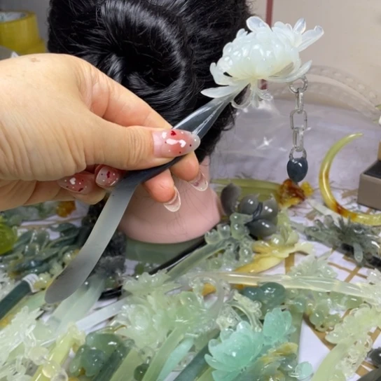 蛇纹石玉未镶嵌发饰浮*
