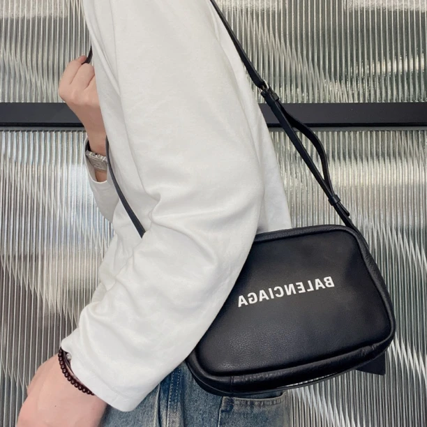 95新 Balenciaga/巴黎世家 【龙】39AD03 黑色相机斜挎包