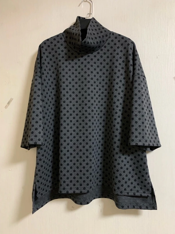 12988款小黑花中袖小衫