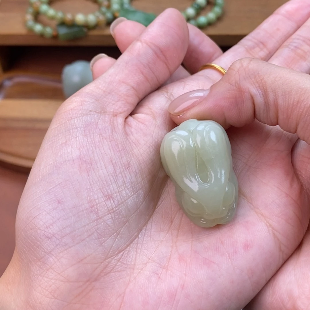 此***一和田玉未镶嵌颈饰