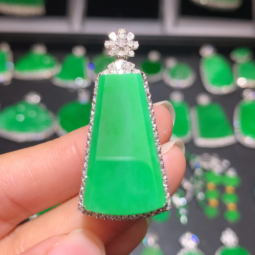 翡翠颈饰18K金镶嵌翡翠