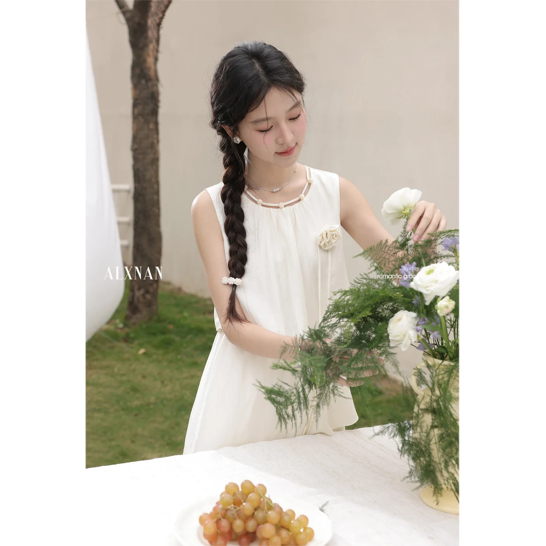 鹿向南「杏花微雨」气质显瘦无袖背心长裙2025年春夏新款DYL661682