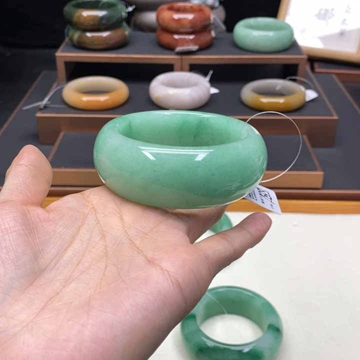女***爷石英质玉未镶嵌佘太翠