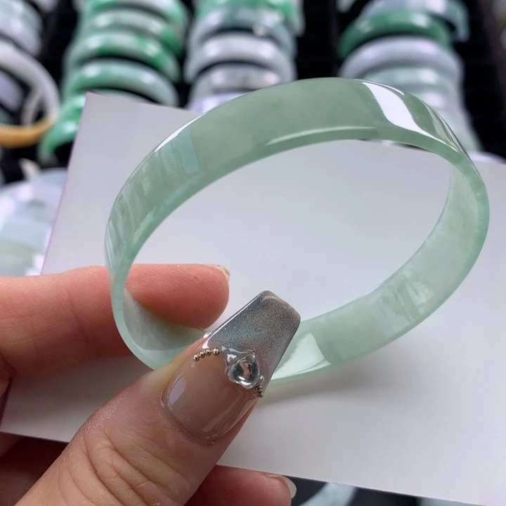 翡翠未镶嵌手镯公主