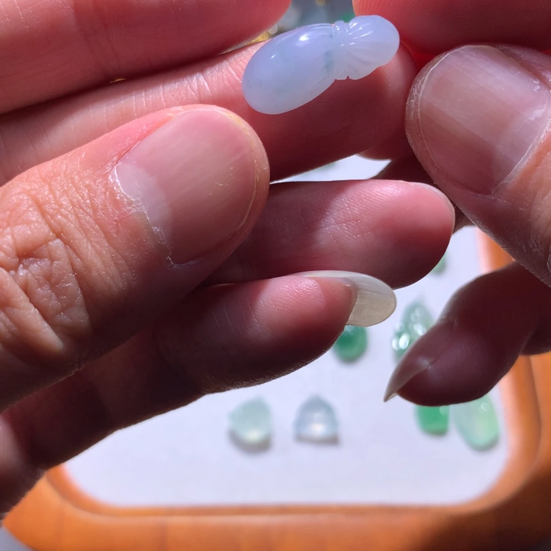 翡翠未镶嵌颈饰钱袋子