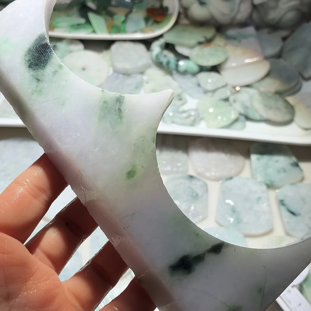 翡翠未镶嵌颈饰边角料