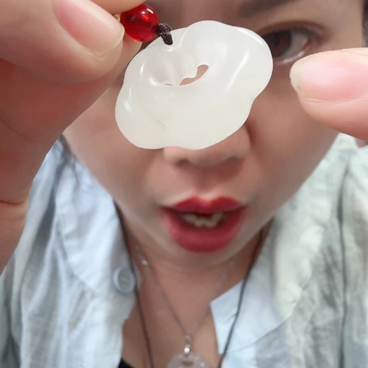 石英质玉未镶嵌颈饰白色小锁