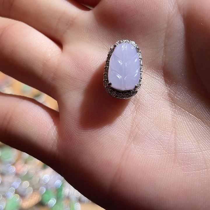 翡翠足铂镶嵌颈饰翡翠