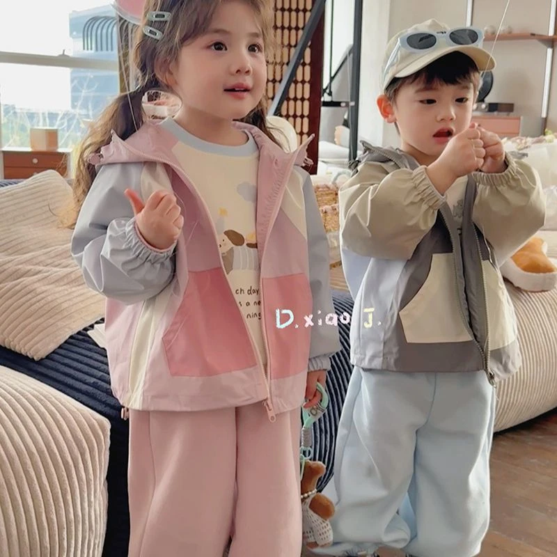 儿童外套2025新款春秋款男女同款冲锋衣外穿幼儿园百搭外套