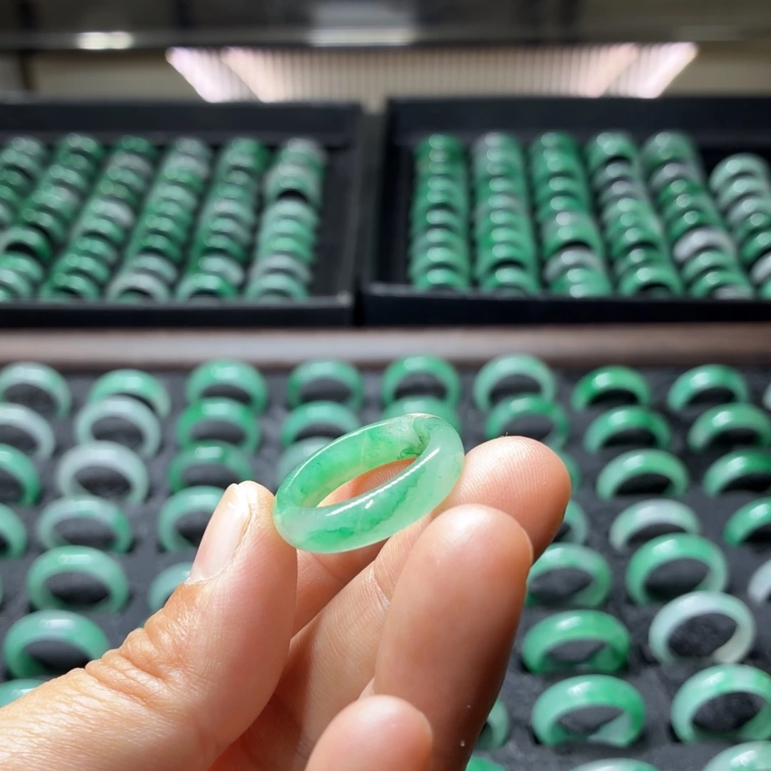 石英质玉未镶嵌18号戒指有瑕