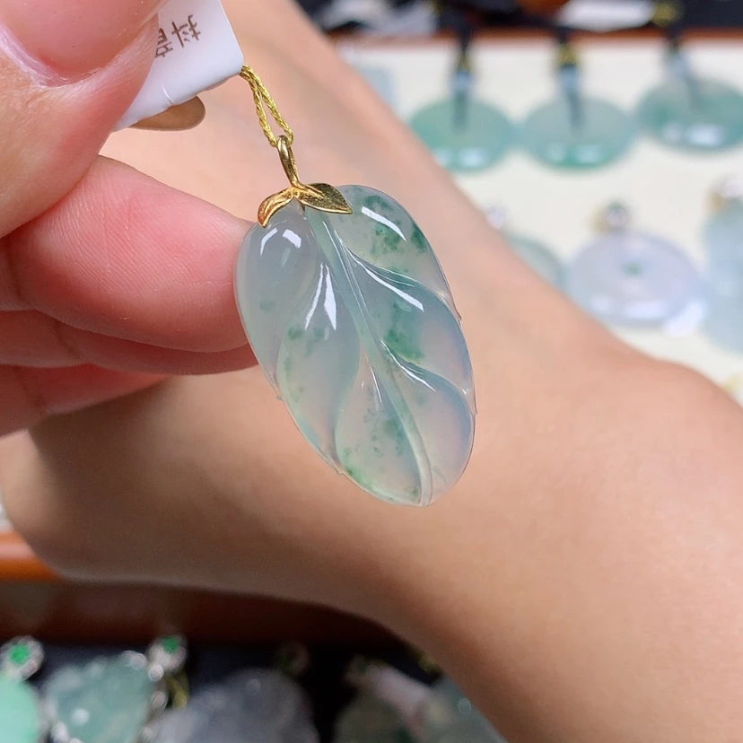 【闪购商品】翡翠18K金镶嵌颈饰叶子