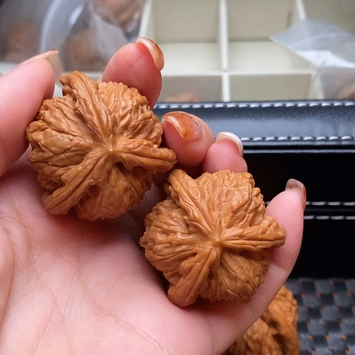 老***部文玩核桃吊坠38尺 白