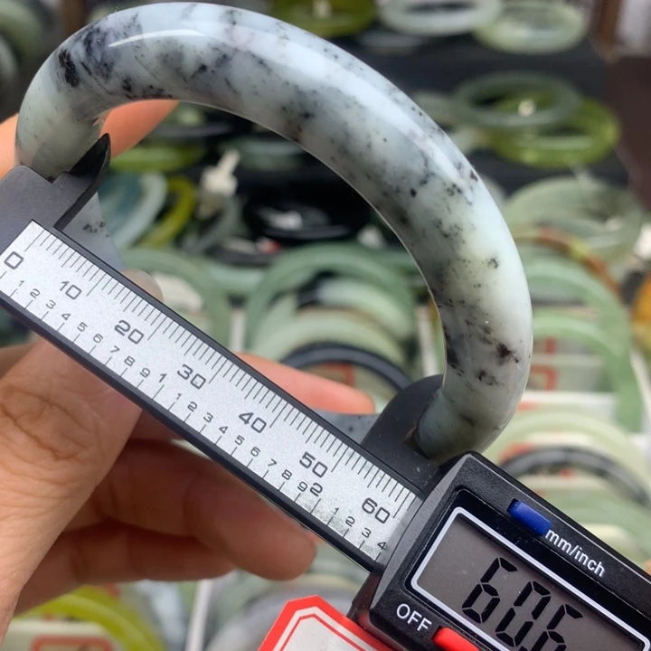 蛇纹石玉未镶嵌手镯384