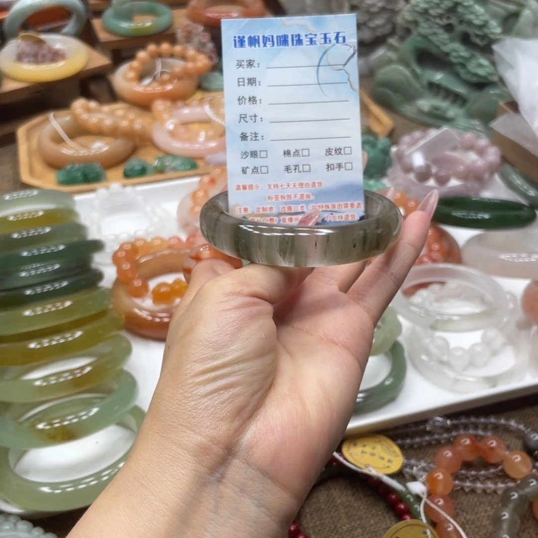 嘿***咪石英岩玉未镶嵌手镯