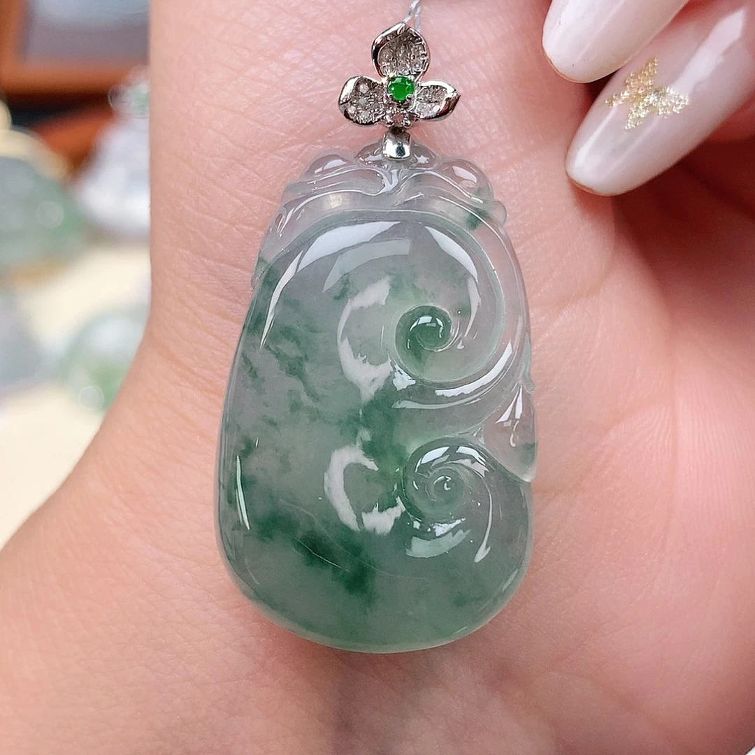 颈饰18K金镶嵌翡翠如意