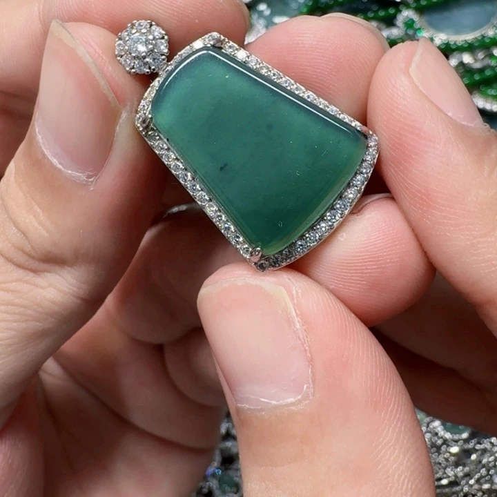 翡翠未镶嵌颈饰天然A货翡翠放漏