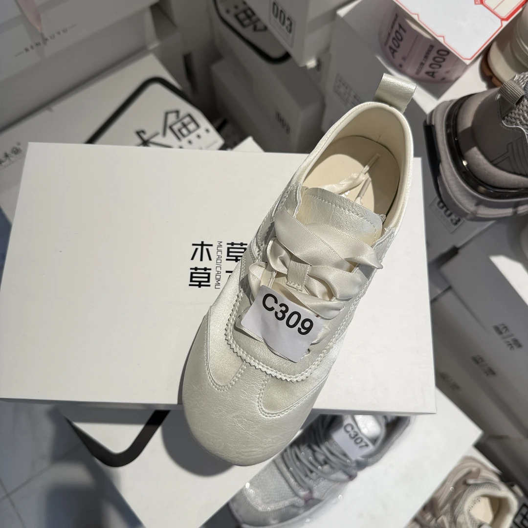 双莉家：本草草木：7085.米色德训鞋