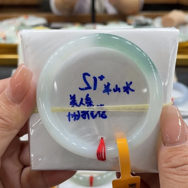 翡翠手镯未镶嵌翡翠