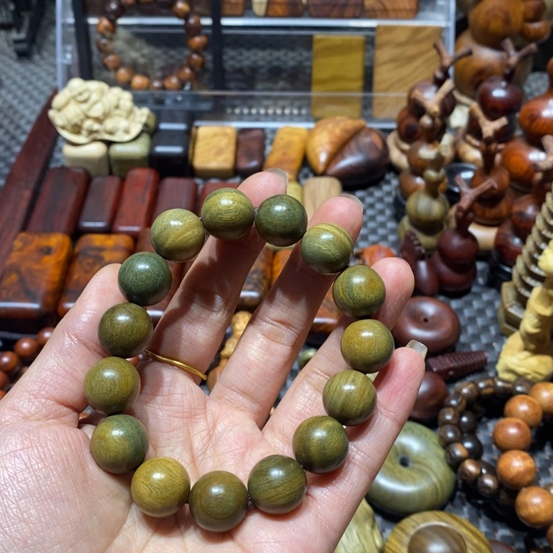 木向***了绿檀木手串一条