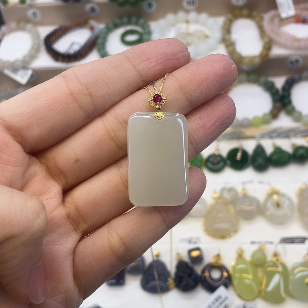 和田玉18K金镶嵌吊坠(赠链)