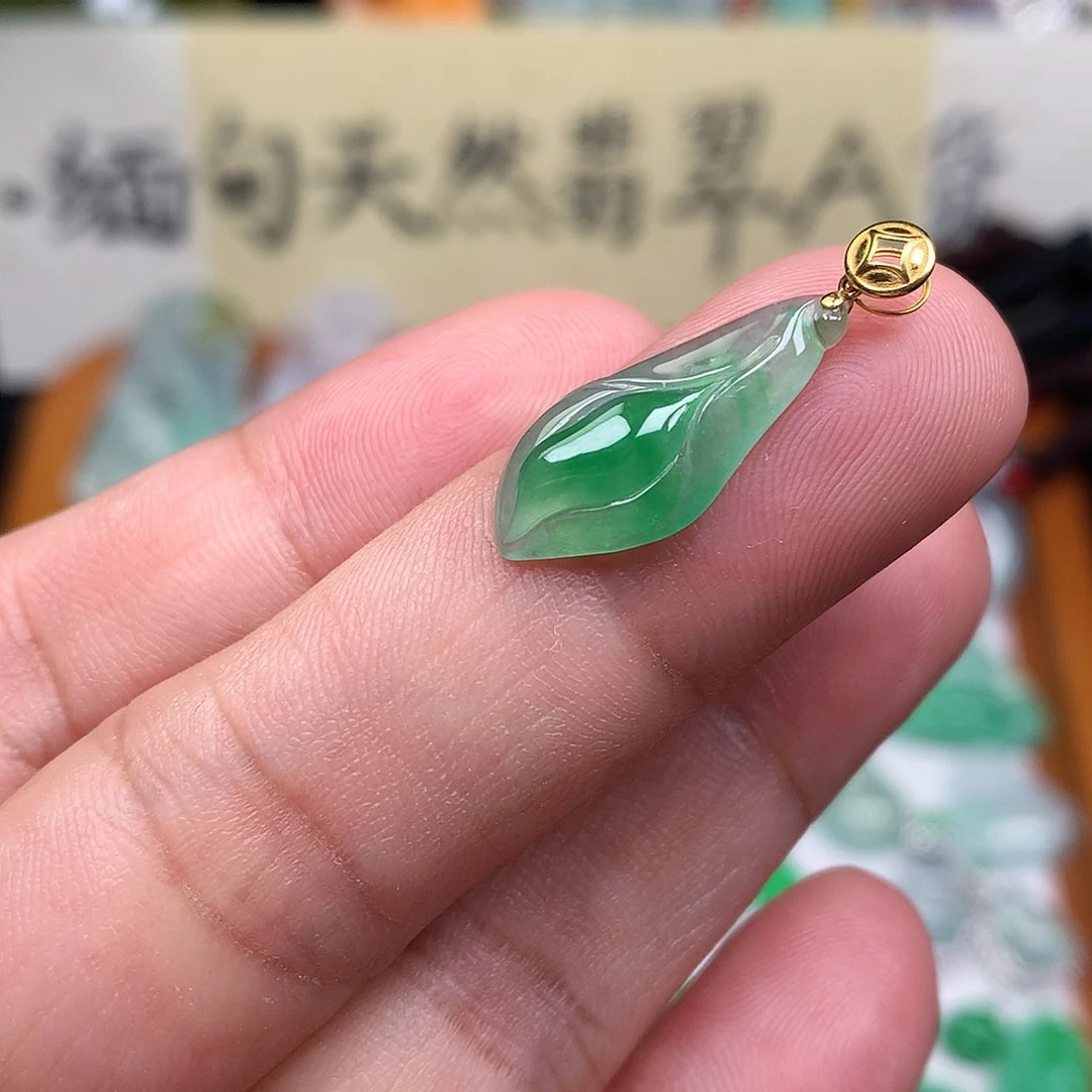 翡翠裸石18K金镶嵌缅甸天然A货翡翠阳绿玉兰花