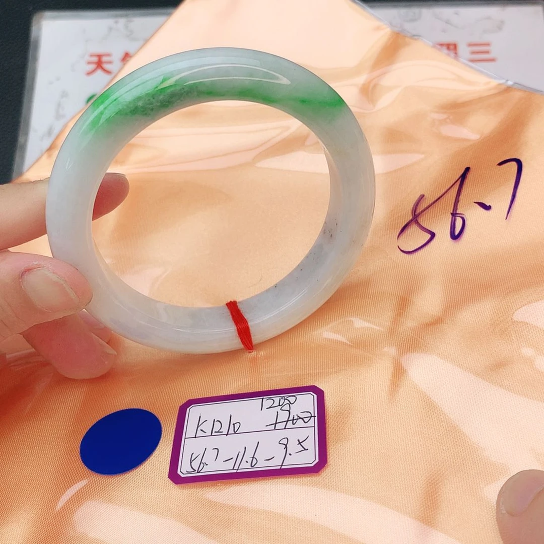 翡翠手镯未镶嵌翡翠