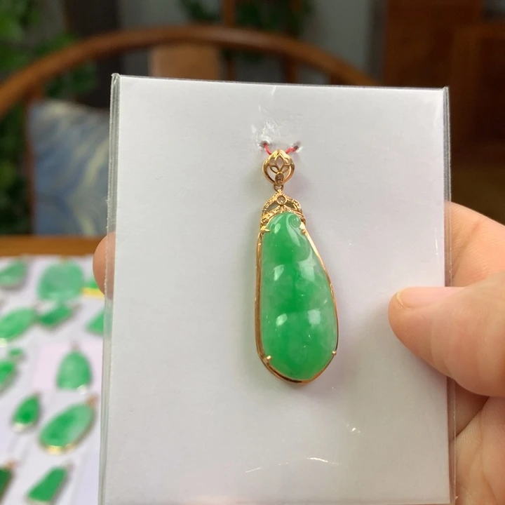 翡翠18K金镶嵌颈饰翡翠吊坠