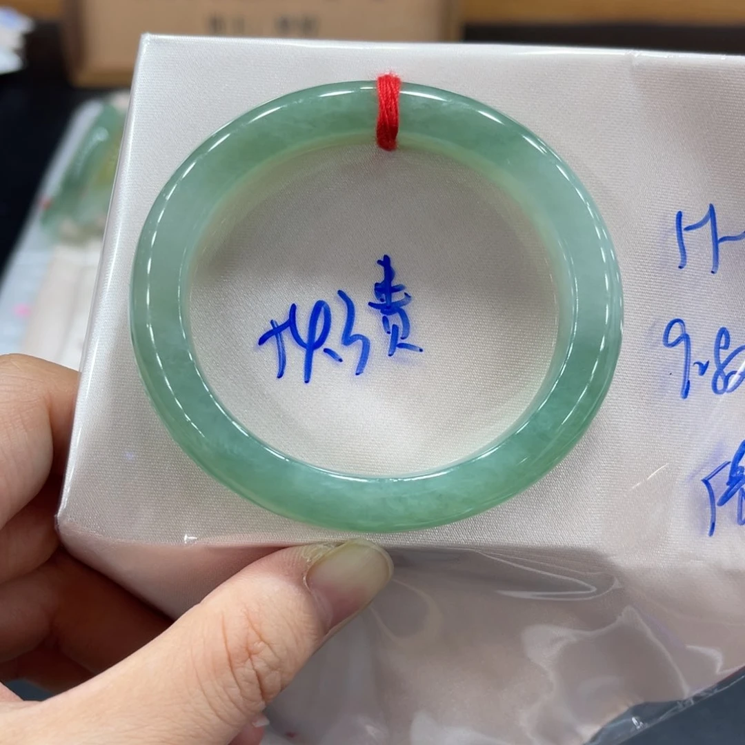 翡翠手镯未镶嵌翡翠