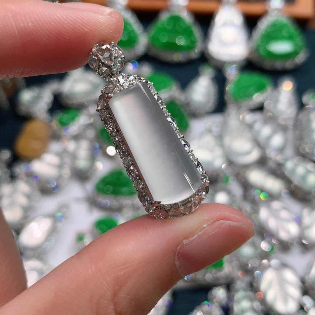 颈饰18K金镶嵌翡翠无事柱