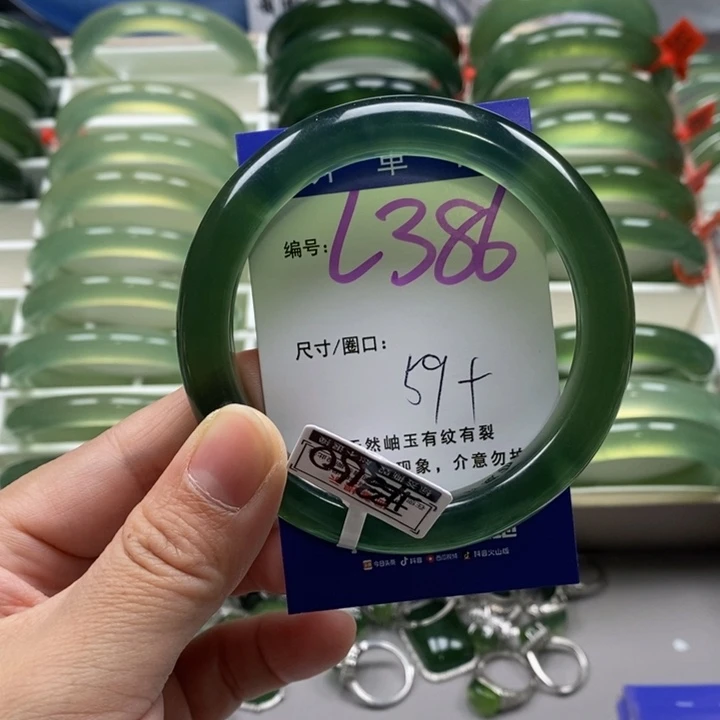 蛇纹石玉手镯未镶嵌是***。